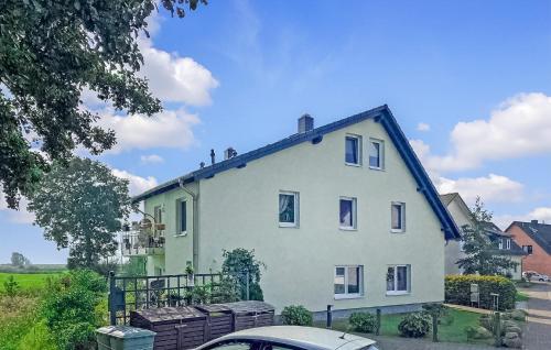 ツィノヴィッツにあるFerienwohnung Zinnowitz Seebadの前に車が駐車されている白い家