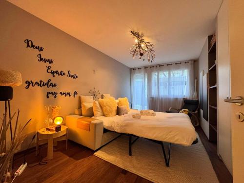 Gallery image of Lausanne area Luxurious 4-Bedroom Villa on the Lake by GuestLee in Pully