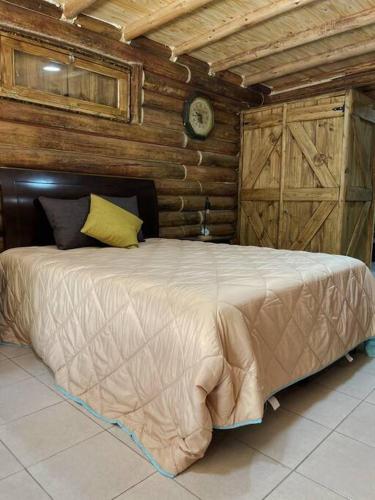 Postel nebo postele na pokoji v ubytování Rancho Cukamonga Lodge