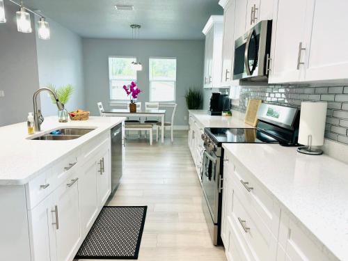 Η κουζίνα ή μικρή κουζίνα στο Brand New Tampa Oasis with Private Jacuzzi Retreat