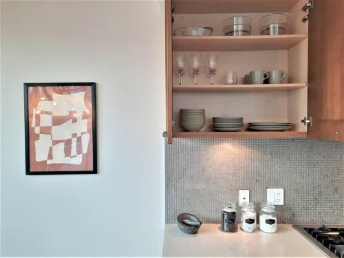 Η κουζίνα ή μικρή κουζίνα στο Luxury Condo by River with City Views