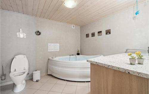 Ein Badezimmer in der Unterkunft Nice Home In Esbjerg V With Wifi