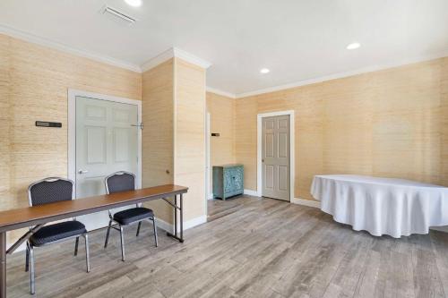 a room with a table and chairs in it at Best Western Plus St. Simons in Saint Simons Island