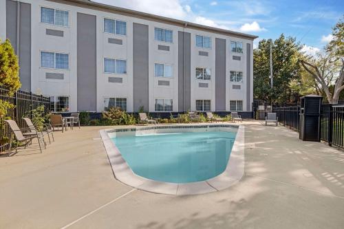 una piscina di fronte a un edificio di Best Western Louisville Airport Expo a Louisville