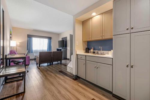 una stanza con cucina e soggiorno di Best Western Louisville Airport Expo a Louisville