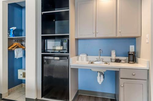 Cucina o angolo cottura di Best Western Louisville Airport Expo