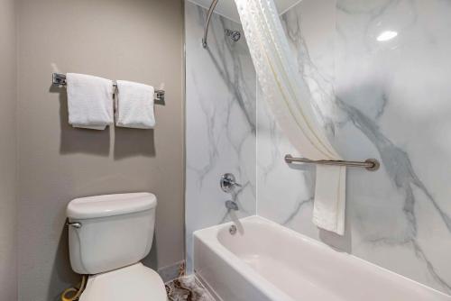 Bagno di Best Western Louisville Airport Expo