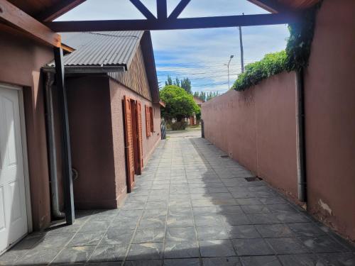 an empty alleyway between two buildings at Avenida Centro in Los Antiguos