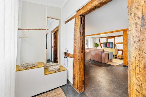 a living room with white walls and a wooden door at WHONAP - DE HYDDAN I Parkplatz I Zentral I Terrasse I Küche in Möckmühl