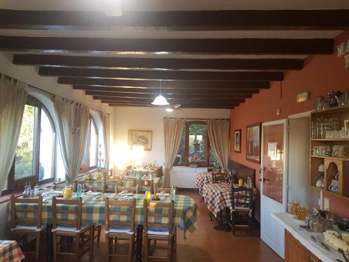 a dining room with a table and chairs at Mas Rubió in Joanetes