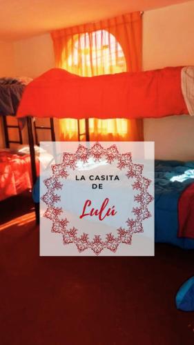 ein Schild mit der Aufschrift „la casita bella“ in einem Schlafzimmer in der Unterkunft La casa de Lulu in Miraflores