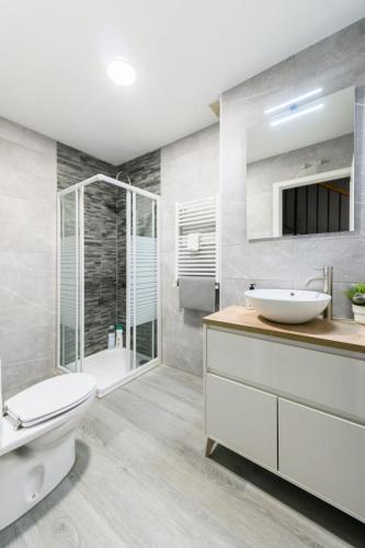 a bathroom with a sink and a toilet and a tub at VILLA Formonte in Los Ángeles de San Rafael