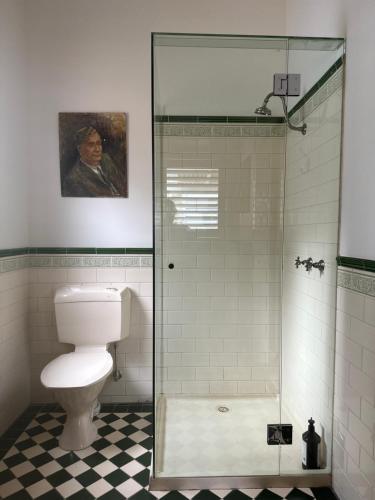 Ένα μπάνιο στο Grape Farm Cottage with picturesque vineyard views
