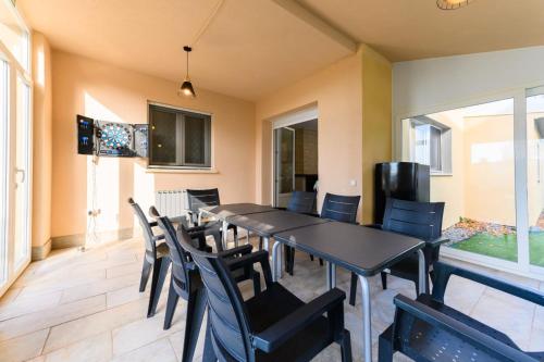 a dining room with a table and chairs at VILLA Formonte in Los Ángeles de San Rafael