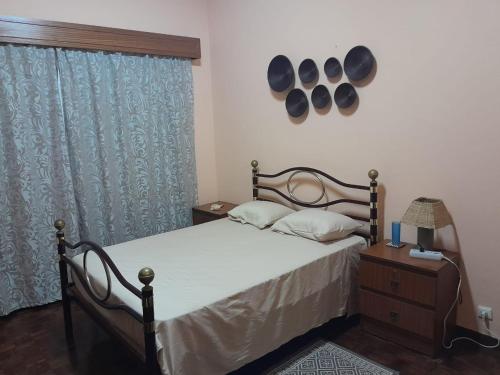 a bedroom with a bed and a window at Tambarina Guest House in Mindelo