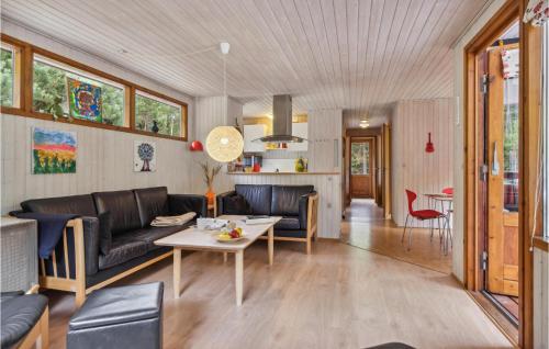 ein Wohnzimmer mit Sofa und Tisch in der Unterkunft Holiday Home Hc Møllersvej Nexø in Bedegård