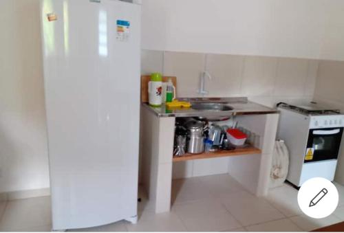 a small kitchen with a sink and a refrigerator at Kitnet da Adriana in Paraty