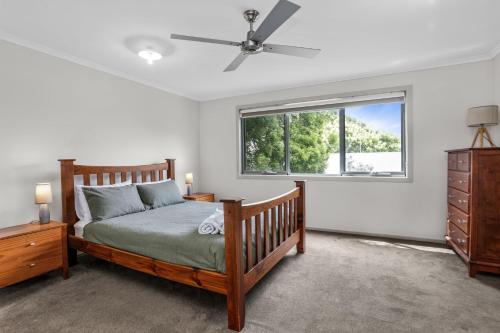 ein Schlafzimmer mit einem Bett und einem Fenster in der Unterkunft Number 6 at The Bay in Apollo Bay