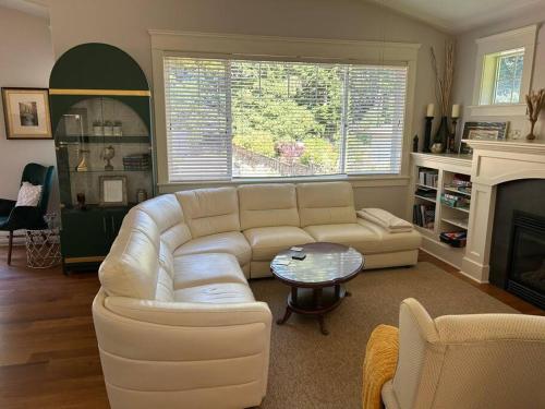 Posezení v ubytování Bright Spacious Entire Home with Kids Backyard Set