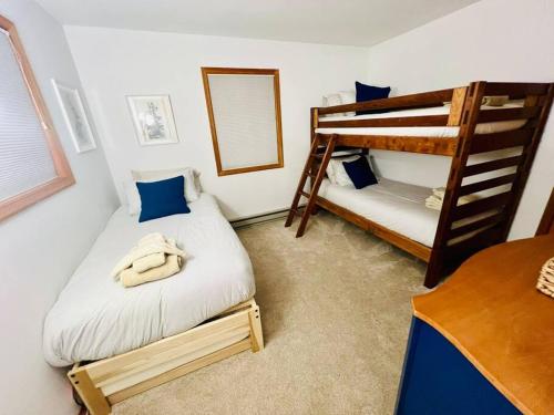 ein Schlafzimmer mit zwei Etagenbetten und einem Spiegel in der Unterkunft Cozy Cottage by the Lake in Albrightsville