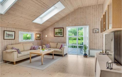 Μια τηλεόραση ή/και κέντρο ψυχαγωγίας στο Stunning Home In Højby With Wifi