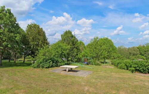 a park with a picnic table and a playground at Ferienhaus Zettemin in Varchentin