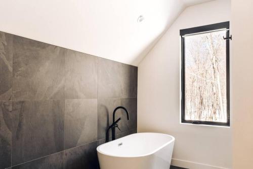 Koupelna v ubytování Luxurious Forest Getaway with Spa Near Tremblant