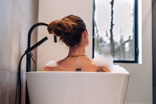 Hosté ubytování Luxurious Forest Getaway with Spa Near Tremblant