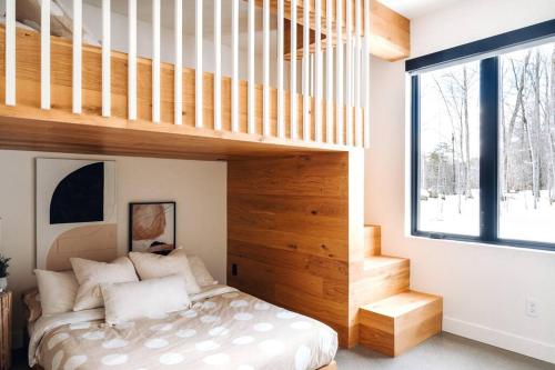 Postel nebo postele na pokoji v ubytování Luxurious Forest Getaway with Spa Near Tremblant