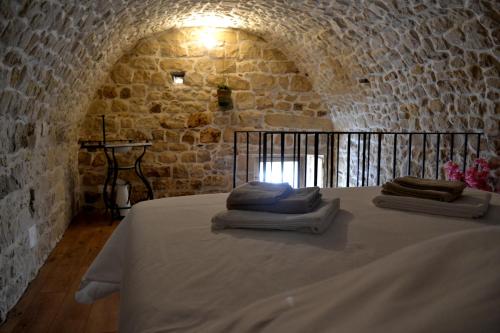a room with a table with towels on it at Si-Moutique, le Case-grotte degli Avi 2 in Modica