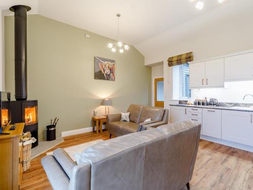 un salon avec un canapé et une cuisine dans l'établissement Merry Burn Barn - Uk3325, à Falstone