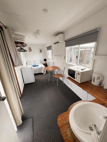 a small room with a sink and a bedroom at Injune Motel in Injune