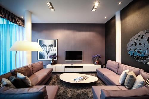 利物浦的住宿－Seel Street Apartments by EPIC，客厅配有两张沙发和一台电视机