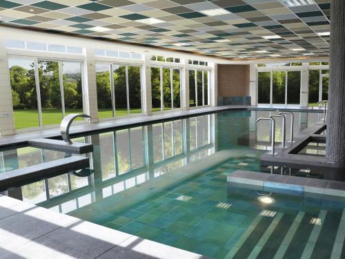 Πισίνα στο ή κοντά στο Cottage in Normandy with Thermal Spa Park