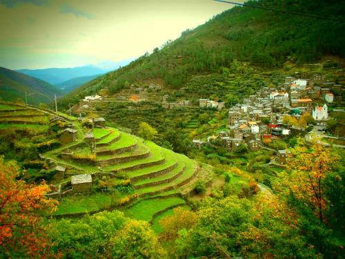 a village on the side of a mountain at Casa da Quelha in Chãs de Égua