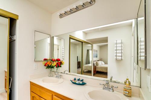 Ένα μπάνιο στο Water-View Home with Hot Tub in Lake Elsinore!