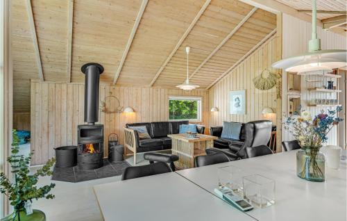 Posezení v ubytování Amazing Home In Rudkøbing With Sauna