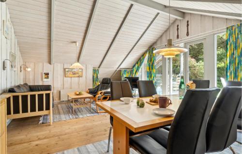 ホにあるHoliday Home Nørballevej Ivのテーブルと椅子のあるダイニングルーム