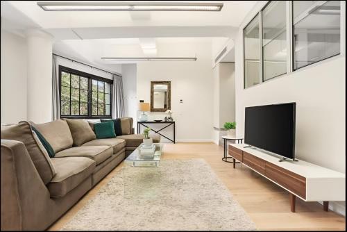 Televiisor ja/või meelelahutuskeskus majutusasutuses Renovated Warehouse Conversion in The Heart of Sydney