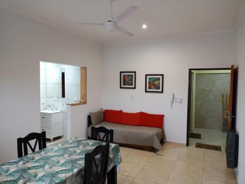 una habitación con una cama, una mesa y un espejo en Espacio Millán, en Concepción del Uruguay