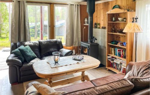 ein Wohnzimmer mit einer Couch und einem Couchtisch in der Unterkunft Amazing Home In Østby in Østby