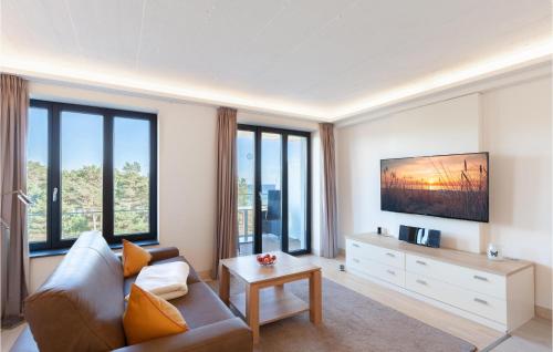 ビンツにあるPrincessのソファとテレビのあるリビングルーム