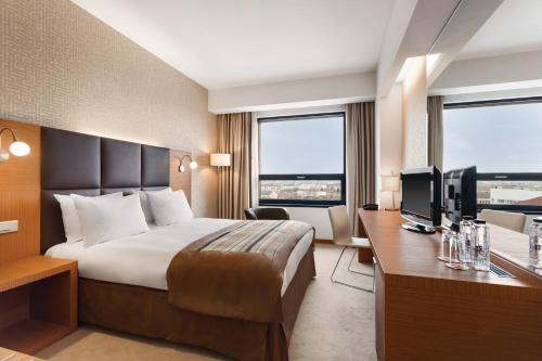Postel nebo postele na pokoji v ubytování Ramada by Wyndham Oradea