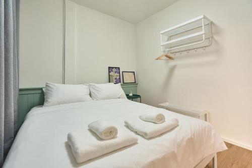 Una cama o camas en una habitación de Rosie Home, 4BR opposite One Nimman by Beginning with