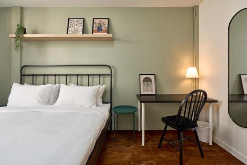 Una cama o camas en una habitación de Rosie Home, 4BR opposite One Nimman by Beginning with