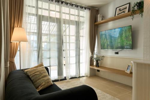 Una televisión o centro de entretenimiento en Rosie Home, 4BR opposite One Nimman by Beginning with