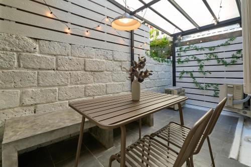Un patio o zona al aire libre en Rosie Home, 4BR opposite One Nimman by Beginning with
