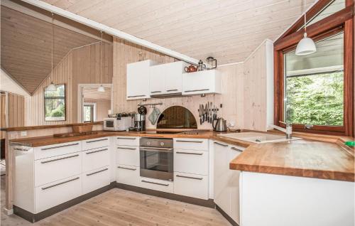 Η κουζίνα ή μικρή κουζίνα στο Holiday Home Nøddebakken