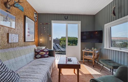 Televisyen dan/atau pusat hiburan di Beautiful Home In Haderslev With Wifi