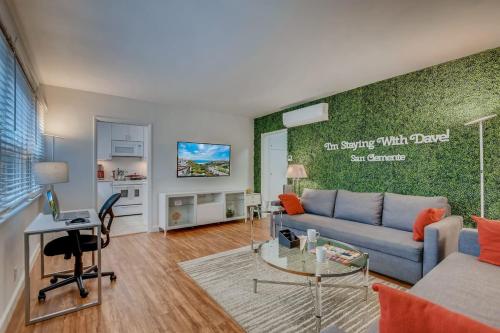 サンクレメンテにあるWalk To Beach 2BR Top Location - AAのソファとテーブルのあるリビングルーム